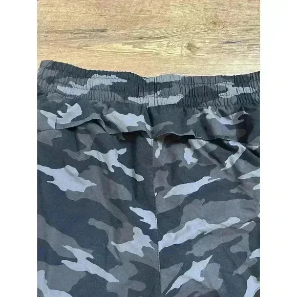 Athleta Mesh Racer Run Short 4" Women's Black Camo Print Lined Size S - Picture 9 of 10
